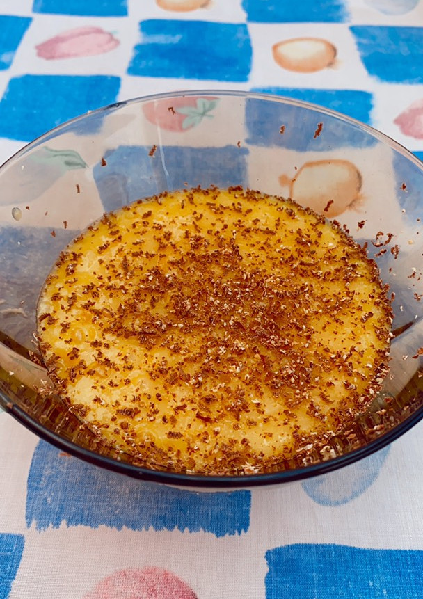 Una foto de Mousse de mango con rallado de chocolate