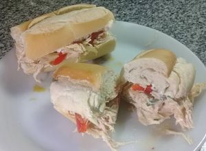 Una foto de Sándwich de pollo en hebras