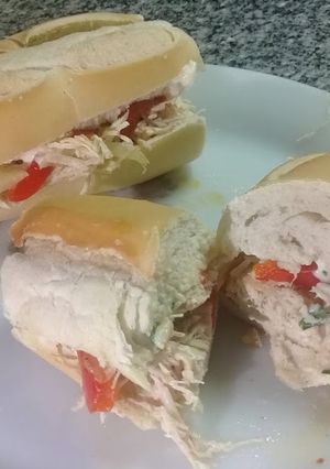 Una foto de Sándwich de pollo en hebras