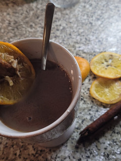 Foto principal de Chocolate caliente con mandarina, canela y jengibre