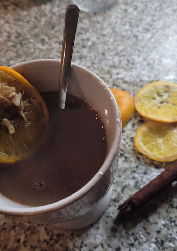 Una foto de Chocolate caliente con mandarina, canela y jengibre