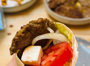 Une photo de Durum kefta sauce piquante au yaourt