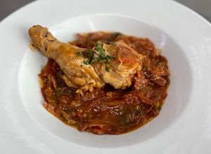 Una foto de Pollo a la vasca