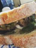 Sándwich vegetariano de berenjenas