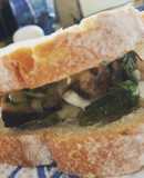 Sándwich vegetariano de berenjenas