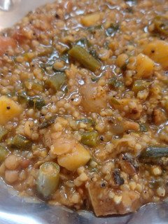 Millet bisibellebath செய்முறை முக்கிய புகைப்படம்