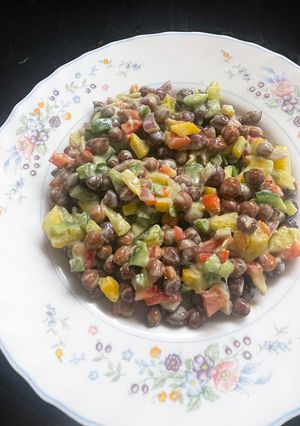 काला चना और शिमला मिर्च सलाद रेसिपी मुख्य फोटो