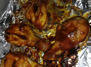 Una foto de Muslos de pollo al horno en salsa de BBQ