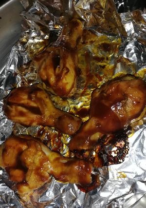 Una foto de Muslos de pollo al horno en salsa de BBQ
