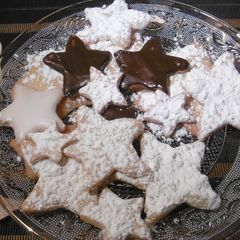 A picture of Christmas Butter Cookies (Xristougeniatika Mbiskota Boutirou).