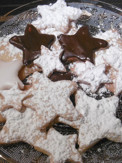 A picture of Christmas Butter Cookies (Xristougeniatika Mbiskota Boutirou).