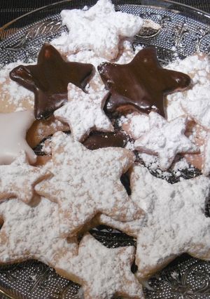 A picture of Christmas Butter Cookies (Xristougeniatika Mbiskota Boutirou).