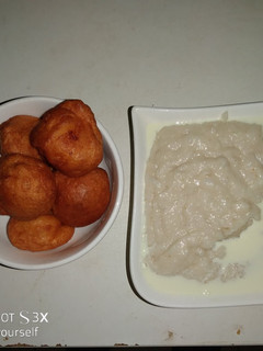 A picture of Tomato sautéed bean cake and groundnut rice puddy.