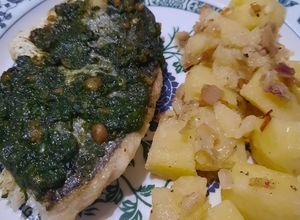 Una foto de Merluza negra con gremolata con papas al ajillo