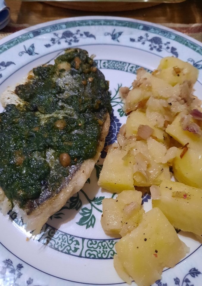 Una foto de Merluza negra con gremolata con papas al ajillo