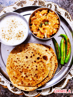 सत्तू के पंराठे और आलू टमाटर चोखा (sattu ke parathe aur aloo tamatar chokha recipe in Hindi) रेसिपी मुख्य फोटो