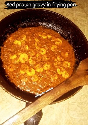 A picture of Red prawn gravy in frying pan 🍳.