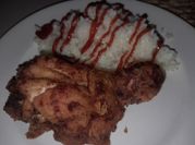 Una foto de patas de pollo frito