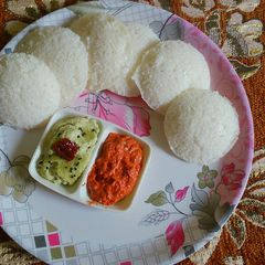 A picture of Fluffy Rawa Idli.