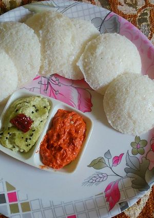 A picture of Fluffy Rawa Idli.
