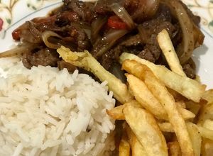 Una foto de Lomo saltado peruano