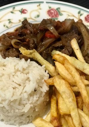 Una foto de Lomo saltado peruano