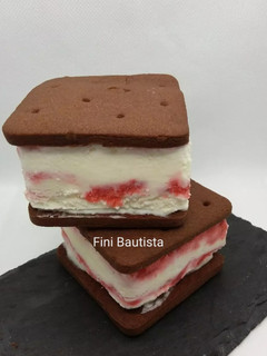 Una foto de Helado sándwich de nata y fresas