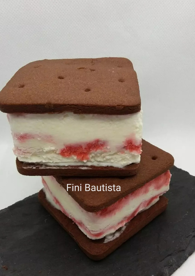 Una foto de Helado sándwich de nata y fresas