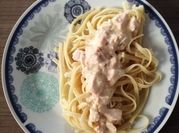 Una foto de tallarines con salmon