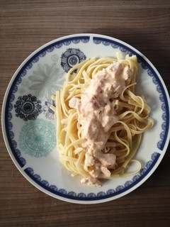 Una foto de Salmón a la crema con tallarines