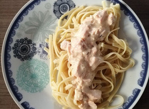 Una foto de Salmón a la crema con tallarines