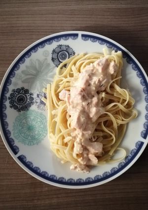 Una foto de Salmón a la crema con tallarines
