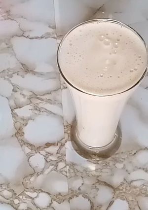 صورة لوصفة عصير الموز والجوز بالزبيب دون سكر