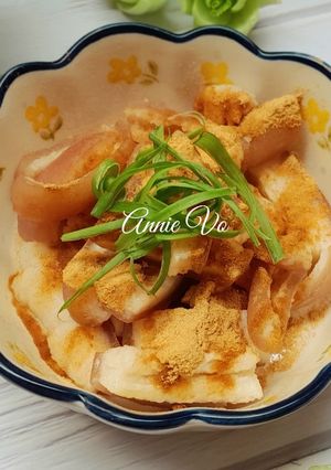 Hình của món Da heo luộc trộn thính.