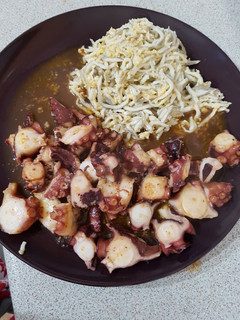 Una foto de Pulpo con gulas y huevo