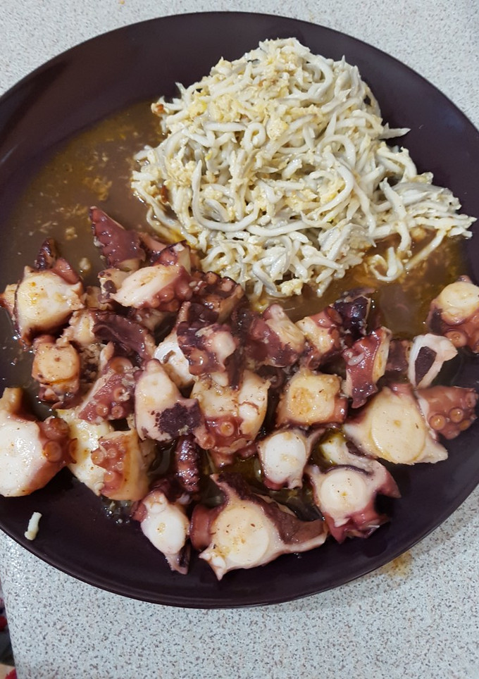 Una foto de Pulpo con gulas y huevo