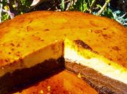 Una foto de pastel con flan y queso