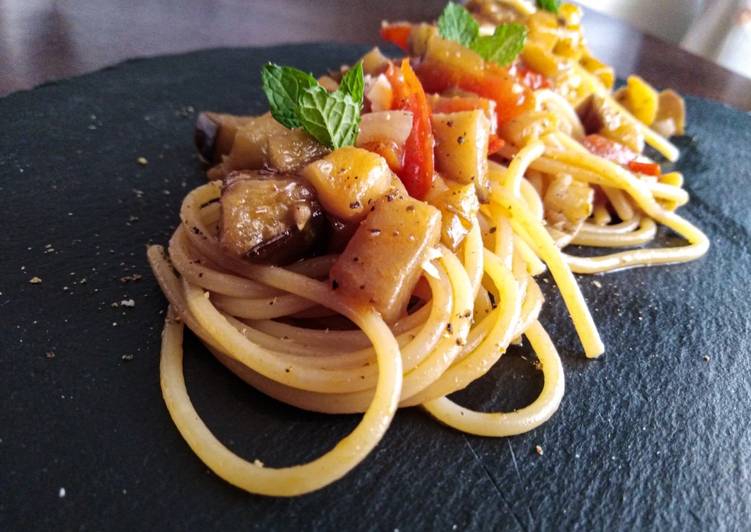 Spaghetti con melanzane, pomodorini e menta