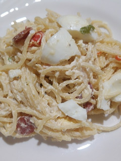 Una foto de Espaguetis con salsa blanca, huevos y pepperoni
