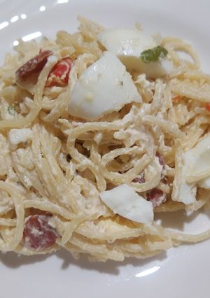 Una foto de Espaguetis con salsa blanca, huevos y pepperoni