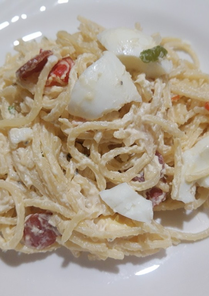 Una foto de Espaguetis con salsa blanca, huevos y pepperoni
