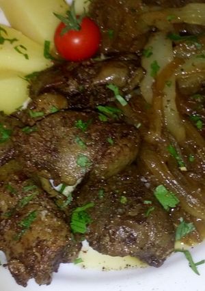 Sült csirkemáj, hagymával és főtt burgonyával recept fotója