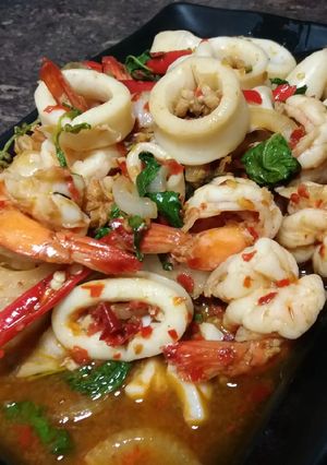รูปของ กะเพราทะเล กุ้ง,ปลาหมึก