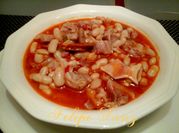 Una foto de alubias blancas con oreja y chorizo