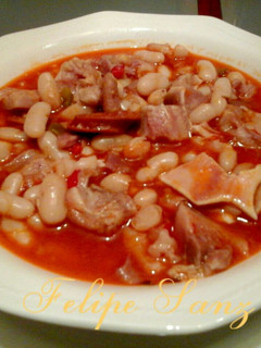 Una foto de Alubias blancas con oreja y chorizo