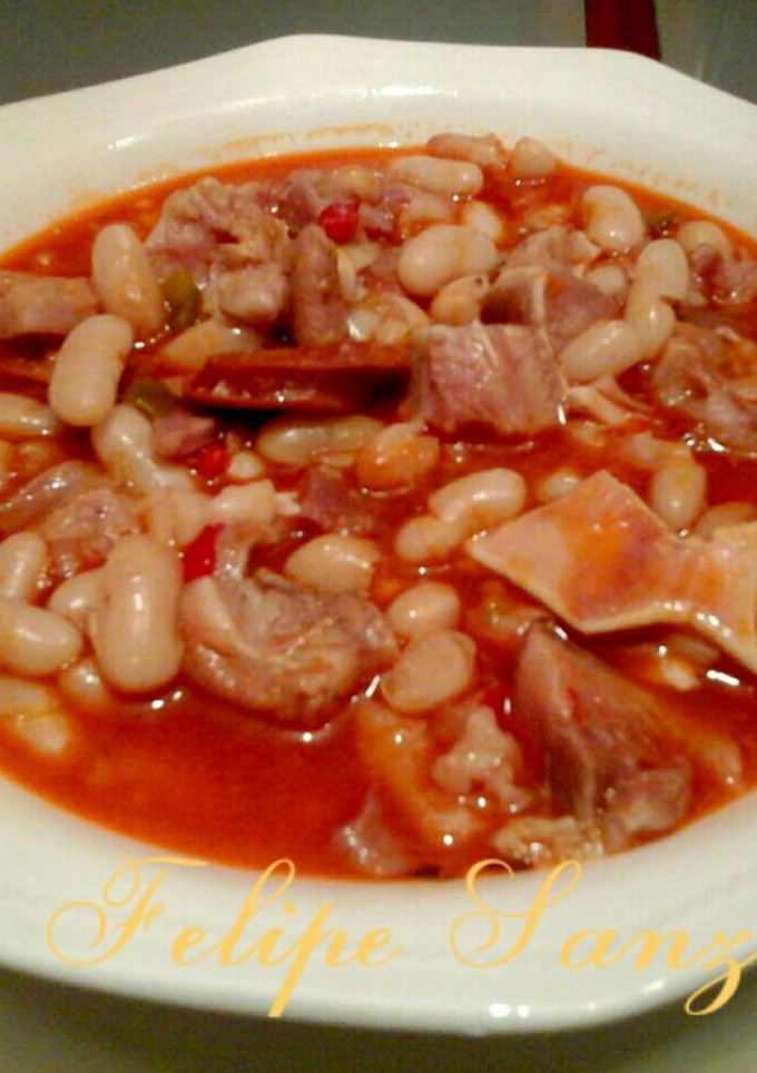 Una foto de Alubias blancas con oreja y chorizo