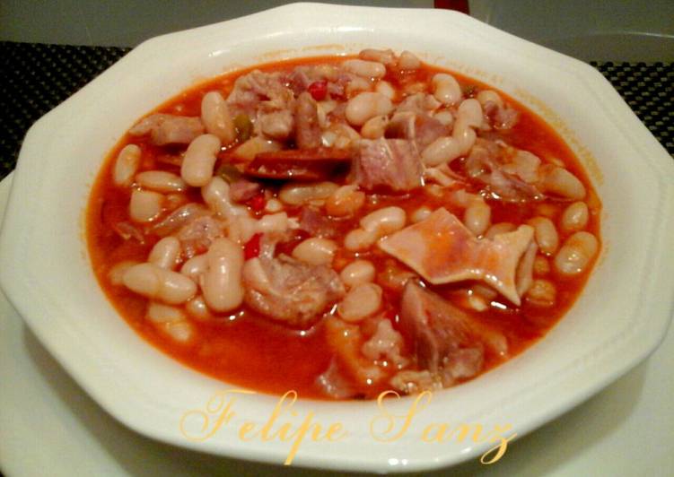 Alubias blancas con oreja y chorizo