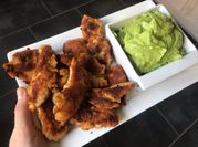 Une photo de poulet pané épicé