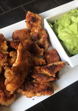 Une photo de Aiguillettes de poulet panées et guacamole