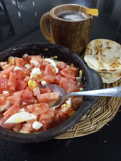 Una foto de Huevo duro y tomate